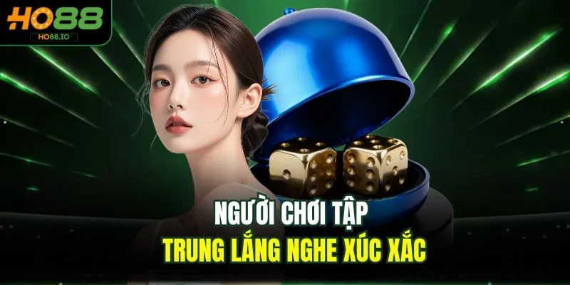 Cách Nghe Hột Tài Xỉu - Kinh Nghiệm 100% Hiệu Quả Tại HO88 4 Người chơi tập trung lắng nghe xúc xắc